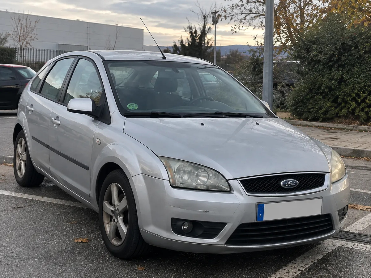 Ford Focus plateado en un aparcamiento