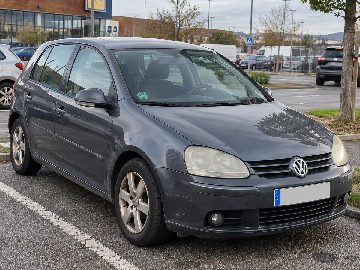 Volkswagen Golf gris aparcado en la calle